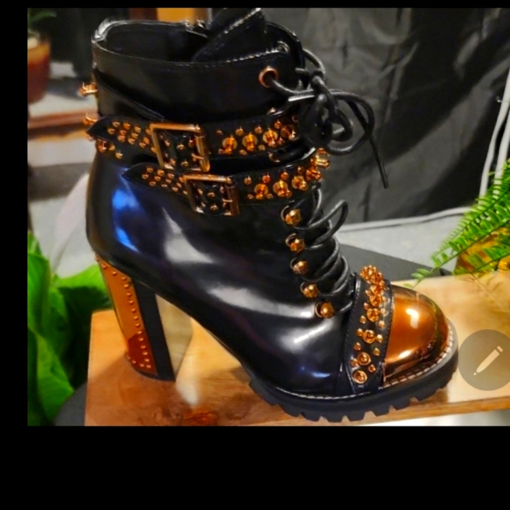 Shoe boots